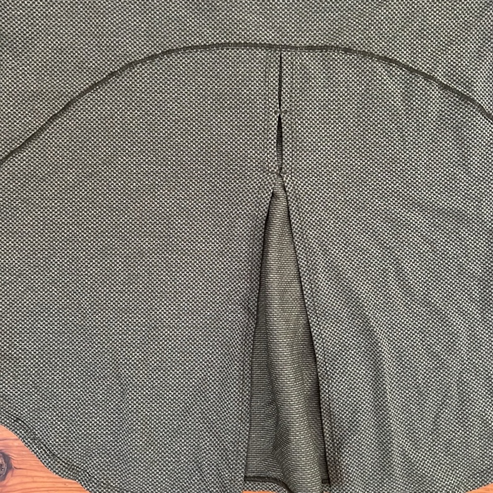 Lululemon Textured Workout Tee - Split Back - Siz… - image 4